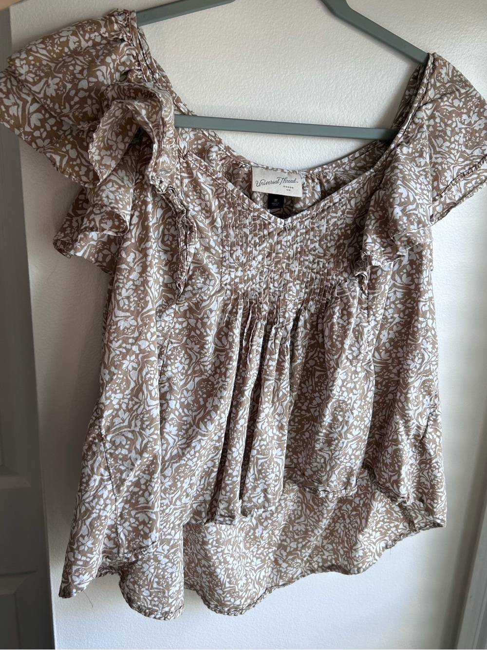 Universal Thread Beige Floral Smocked Ruffle Top Women’s Size Medium 100% Cotton